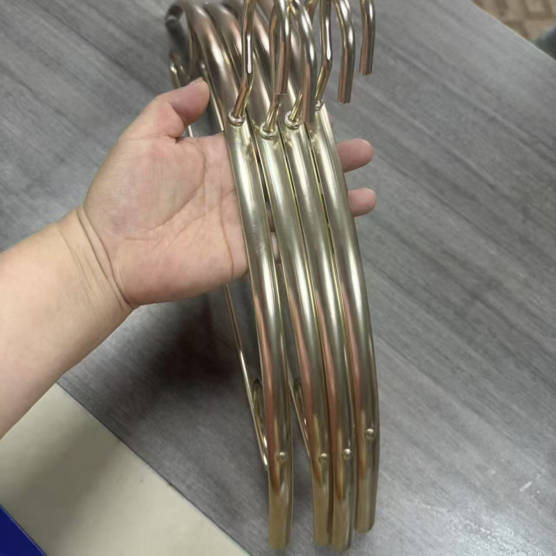 Vješalica za odjeću od aluminija, proširena i zadebljana, zakrivljena bez oštećenja, zlatni klipsovi