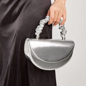 Visokokvalitetna plisirana luksuzna ženska torbica za zapešće s zakrivljenom ručkom, novi model; može se nositi na zapešće ili preko ramena (crossbody)