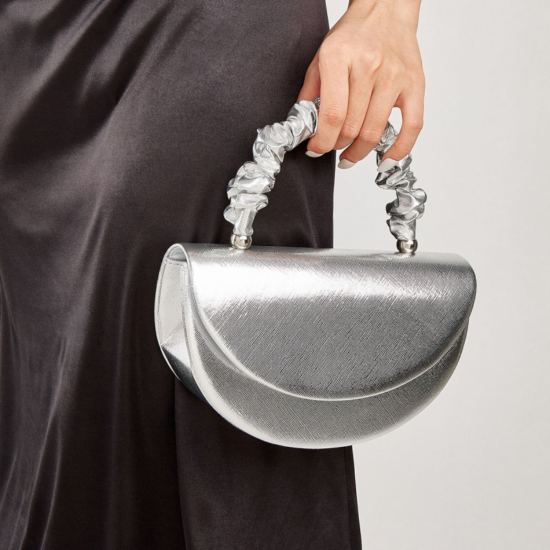 Visokokvalitetna plisirana luksuzna ženska torbica za zapešće s zakrivljenom ručkom, novi model; može se nositi na zapešće ili preko ramena (crossbody)