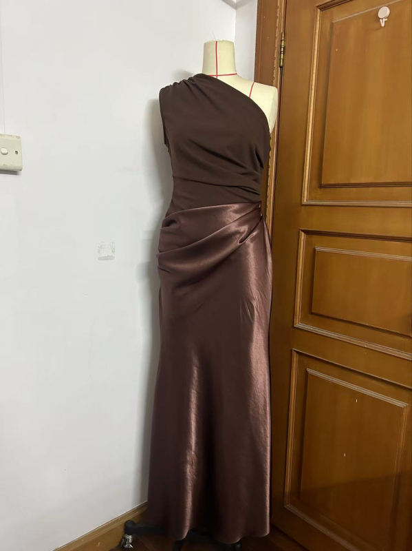 Saten midi haljina s jednim ramom, nabori i patchwork detalji, elegantna večernja haljina