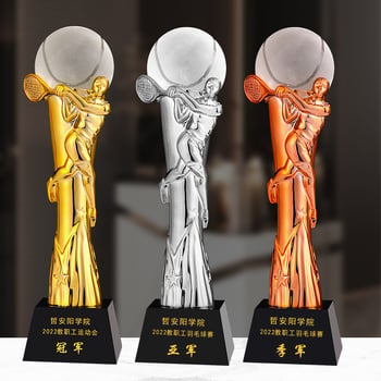 Zlatni metalni sportski trofej s kristalnim akcentima, modern minimalistički stil, za košarku, nogomet, badminton, stolni tenis, odbojku i golf