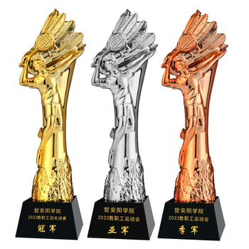 Zlatni metalni sportski trofej s kristalnim akcentima, modern minimalistički stil, za košarku, nogomet, badminton, stolni tenis, odbojku i golf