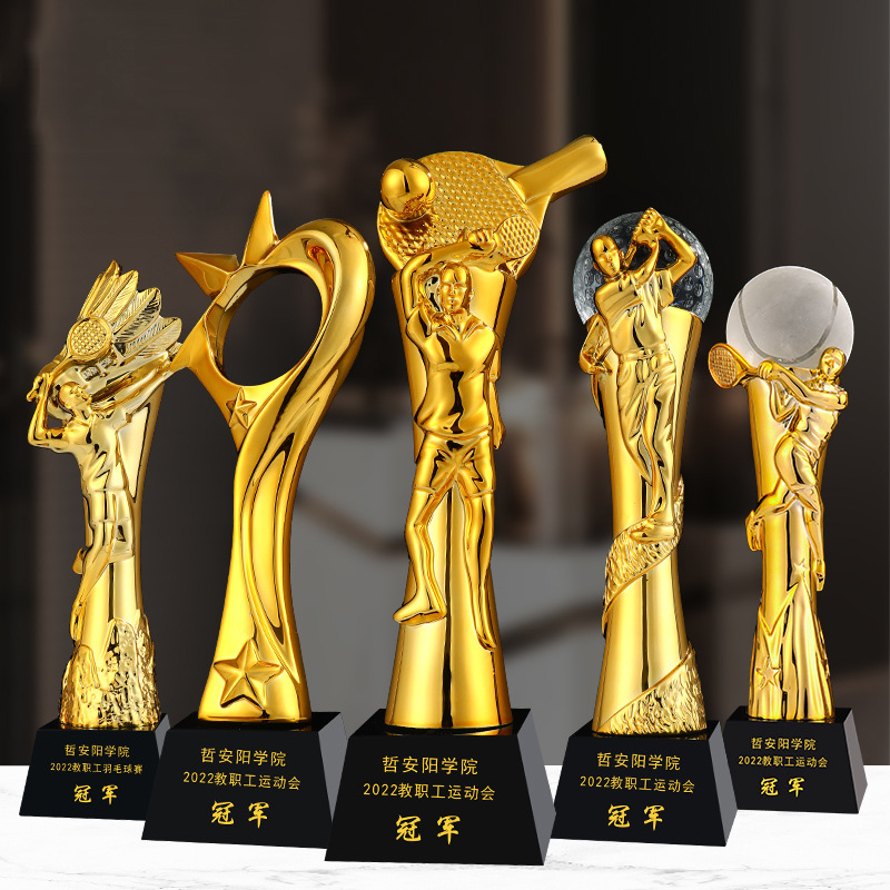 Zlatni metalni sportski trofej s kristalnim akcentima, modern minimalistički stil, za košarku, nogomet, badminton, stolni tenis, odbojku i golf