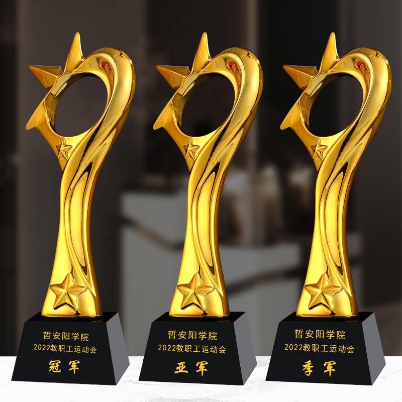 Zlatni metalni sportski trofej s kristalnim akcentima, modern minimalistički stil, za košarku, nogomet, badminton, stolni tenis, odbojku i golf