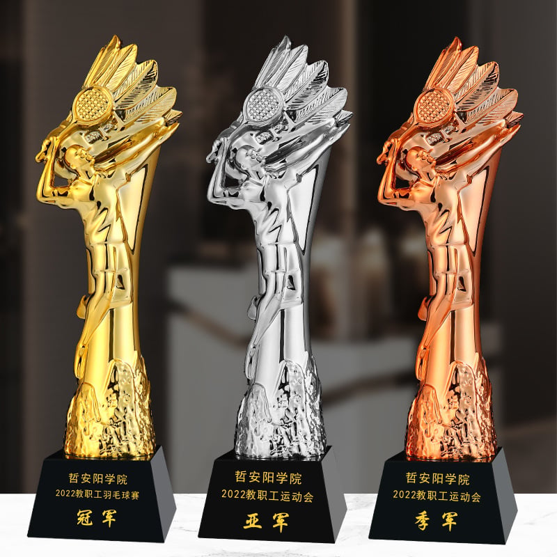 Zlatni metalni sportski trofej s kristalnim akcentima, modern minimalistički stil, za košarku, nogomet, badminton, stolni tenis, odbojku i golf