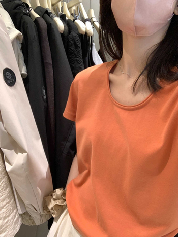Ženski jednobojni pamučni T-shirt kratkih rukava, ljeto 2025, osnovni komad, kroj koji vizualno sužava siluetu