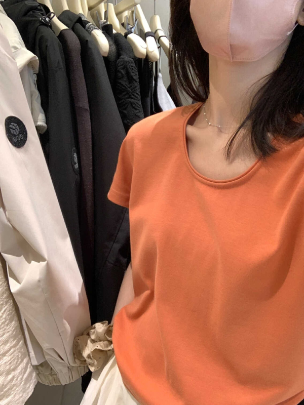 Ženski jednobojni pamučni T-shirt kratkih rukava, ljeto 2025, osnovni komad, kroj koji vizualno sužava siluetu