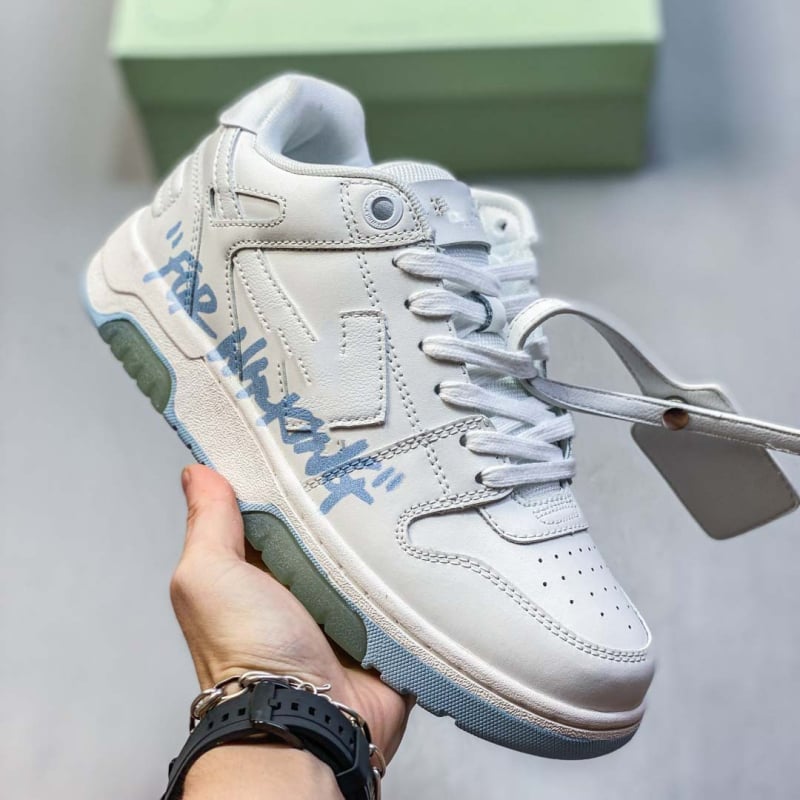 Λευκά sneakers για άνδρες και γυναίκες — άνετα και ευέλικτα, καθημερινά παπούτσια