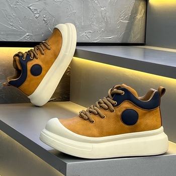 Ανδρικά ψηλά casual sneakers με παχιά σόλα για αύξηση ύψους, αναπνεύσιμη εσωτερική επένδυση και υφασμάτινο επάνω μέρος.