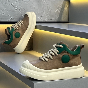 Ανδρικά ψηλά casual sneakers με παχιά σόλα για αύξηση ύψους, αναπνεύσιμη εσωτερική επένδυση και υφασμάτινο επάνω μέρος.