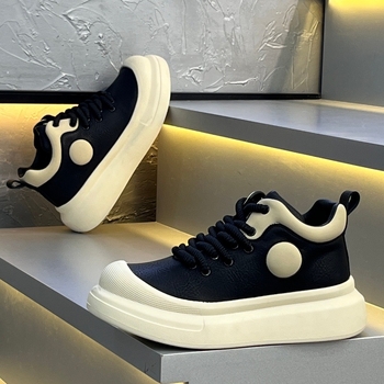 Ανδρικά ψηλά casual sneakers με παχιά σόλα για αύξηση ύψους, αναπνεύσιμη εσωτερική επένδυση και υφασμάτινο επάνω μέρος.