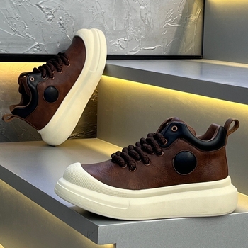Ανδρικά ψηλά casual sneakers με παχιά σόλα για αύξηση ύψους, αναπνεύσιμη εσωτερική επένδυση και υφασμάτινο επάνω μέρος.