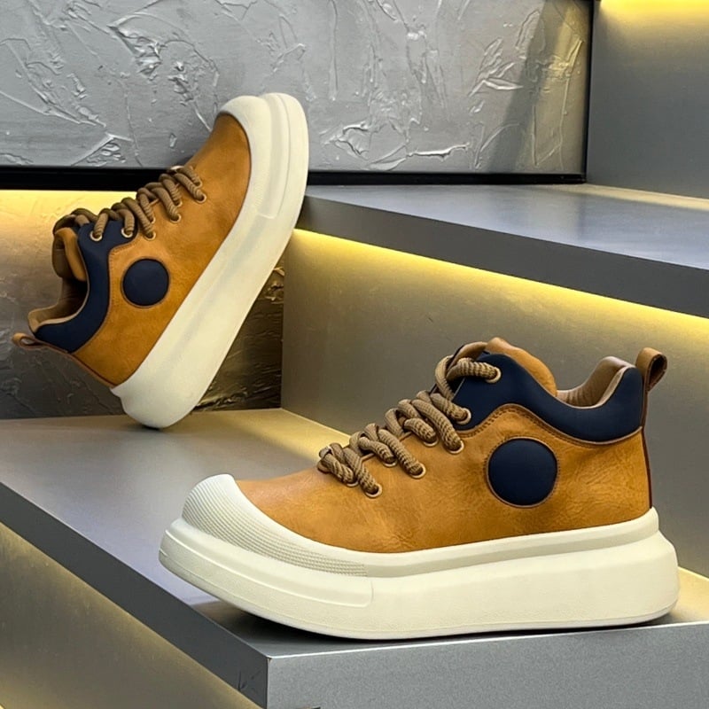 Ανδρικά ψηλά casual sneakers με παχιά σόλα για αύξηση ύψους, αναπνεύσιμη εσωτερική επένδυση και υφασμάτινο επάνω μέρος.