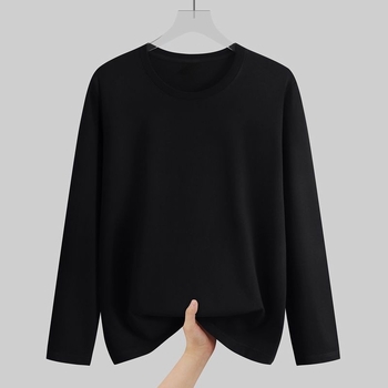 Ανδρικό μακριμάνικο T-shirt σε εφαρμογή Slim, στρογγυλή λαιμόκοψη, μαύρο–λευκό, casual για φθινόπωρο και άνοιξη