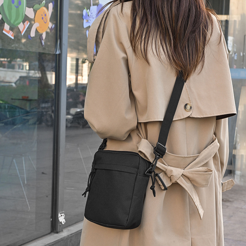Muška crossbody torba – 2026 novi stil, ležerni minimalistički dizajn, pretinac za telefon, kompaktna, modni brend