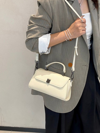 Ženska mala kvadratna torbica od prave kože, proljeće 2025, originalni nišni dizajn, svestrana torba za rameno ili crossbody nošenje