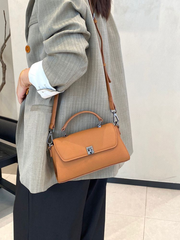 Ženska mala kvadratna torbica od prave kože, proljeće 2025, originalni nišni dizajn, svestrana torba za rameno ili crossbody nošenje