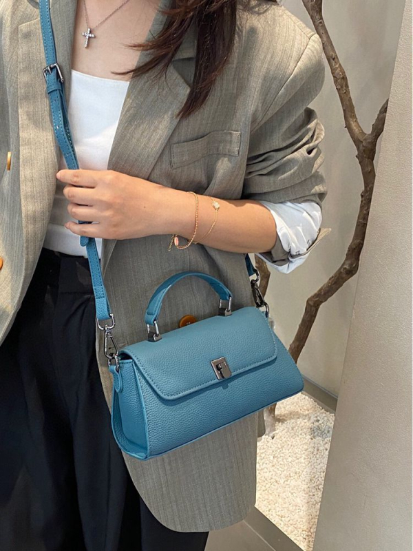 Ženska mala kvadratna torbica od prave kože, proljeće 2025, originalni nišni dizajn, svestrana torba za rameno ili crossbody nošenje