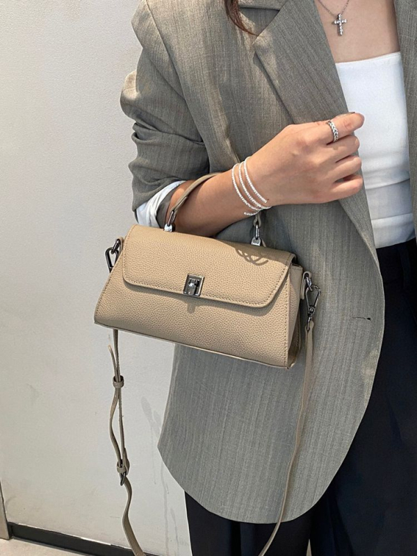 Ženska mala kvadratna torbica od prave kože, proljeće 2025, originalni nišni dizajn, svestrana torba za rameno ili crossbody nošenje