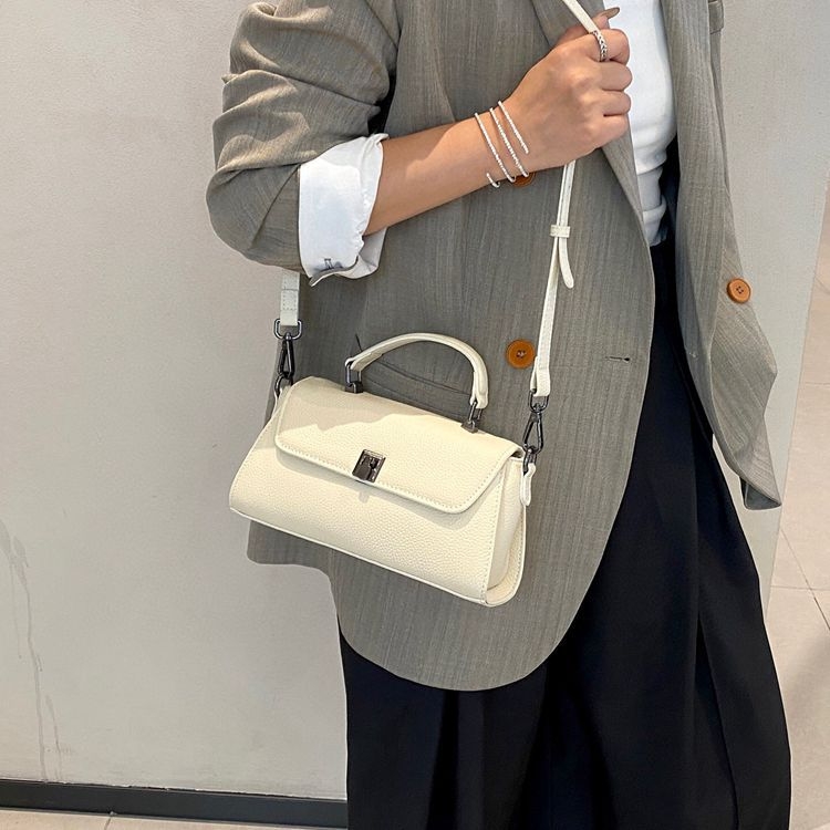 Ženska mala kvadratna torbica od prave kože, proljeće 2025, originalni nišni dizajn, svestrana torba za rameno ili crossbody nošenje