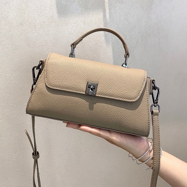 Ženska mala kvadratna torbica od prave kože, proljeće 2025, originalni nišni dizajn, svestrana torba za rameno ili crossbody nošenje