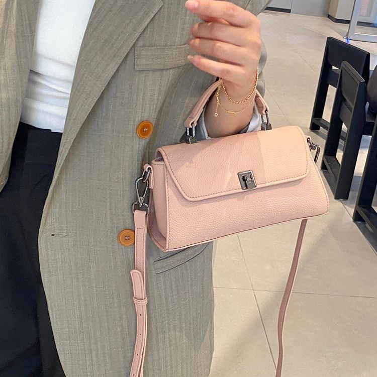 Ženska mala kvadratna torbica od prave kože, proljeće 2025, originalni nišni dizajn, svestrana torba za rameno ili crossbody nošenje