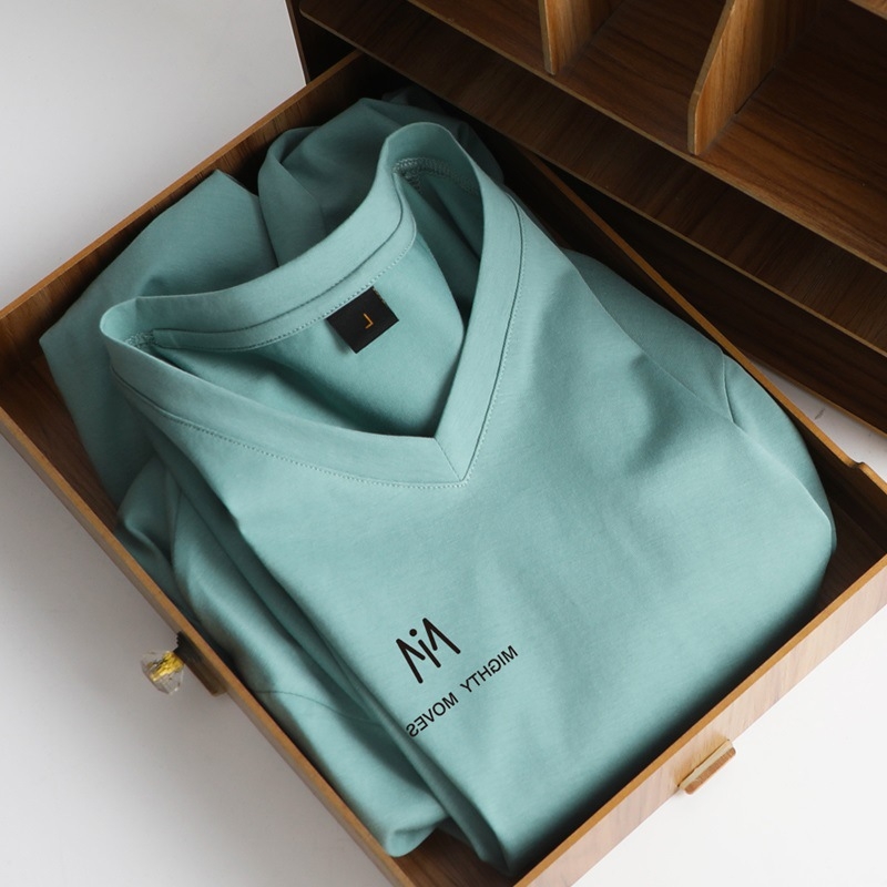 Muški ljetni T‑shirt od mercerizirane pamuka s V‑izrezom, kratki rukav, bijela, sportski stil