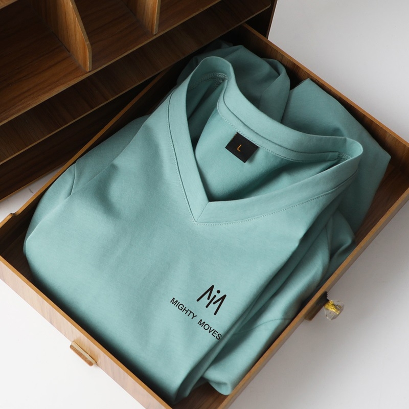 Muški ljetni T‑shirt od mercerizirane pamuka s V‑izrezom, kratki rukav, bijela, sportski stil