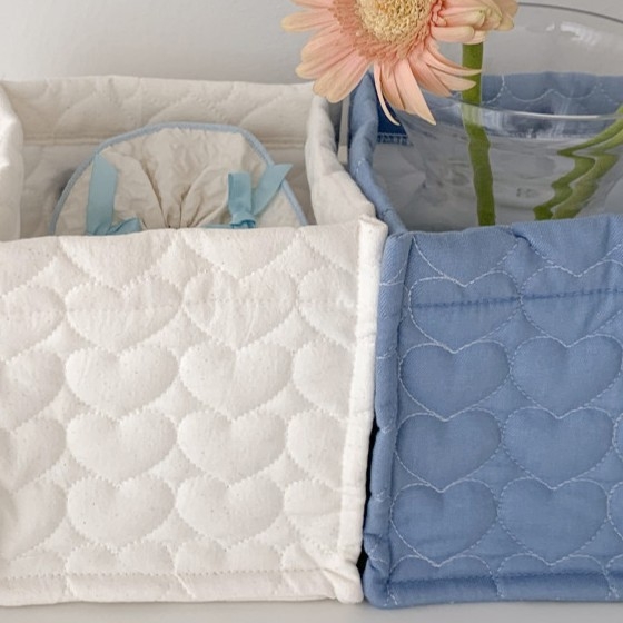 Kremasto bijela kvadratna kutija za pohranu od pamuka s quilted dizajnom, sklopiva, velika kapaciteta za svakodnevnu upotrebu.