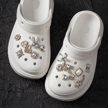Hzhe Αξεσουάρ Crocs: κλιπ για παπούτσια, αλυσίδα με μικρό λαγουδάκι, διακοσμητικά λουλούδια για παπούτσια και μεταλλικά πεταλούδια για DIY