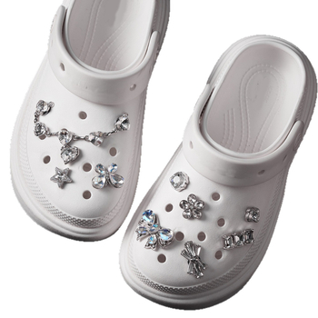 Hzhe Αξεσουάρ Crocs: κλιπ για παπούτσια, αλυσίδα με μικρό λαγουδάκι, διακοσμητικά λουλούδια για παπούτσια και μεταλλικά πεταλούδια για DIY