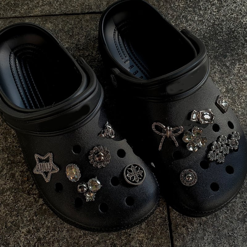 Hzhe Αξεσουάρ Crocs: κλιπ για παπούτσια, αλυσίδα με μικρό λαγουδάκι, διακοσμητικά λουλούδια για παπούτσια και μεταλλικά πεταλούδια για DIY