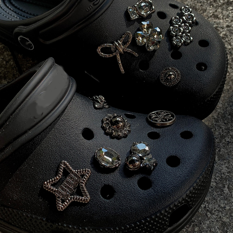 Hzhe Αξεσουάρ Crocs: κλιπ για παπούτσια, αλυσίδα με μικρό λαγουδάκι, διακοσμητικά λουλούδια για παπούτσια και μεταλλικά πεταλούδια για DIY