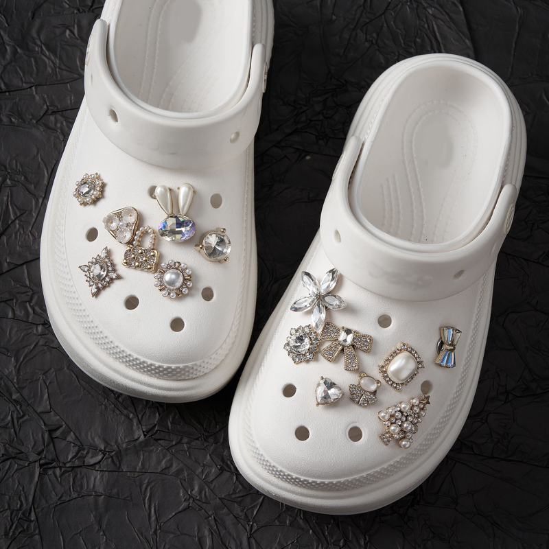 Hzhe Αξεσουάρ Crocs: κλιπ για παπούτσια, αλυσίδα με μικρό λαγουδάκι, διακοσμητικά λουλούδια για παπούτσια και μεταλλικά πεταλούδια για DIY