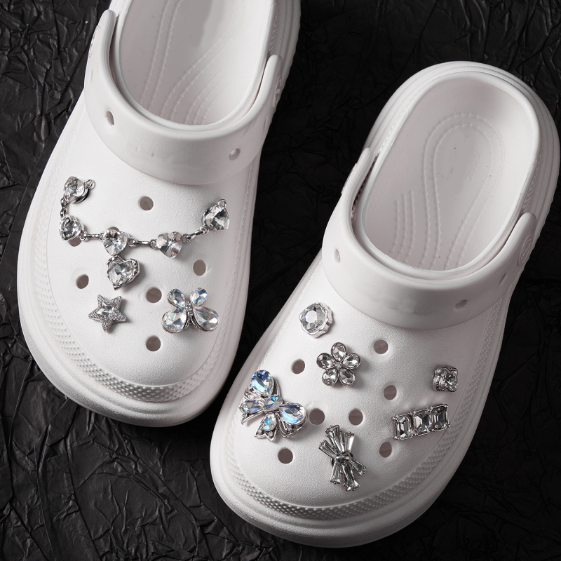 Hzhe Αξεσουάρ Crocs: κλιπ για παπούτσια, αλυσίδα με μικρό λαγουδάκι, διακοσμητικά λουλούδια για παπούτσια και μεταλλικά πεταλούδια για DIY