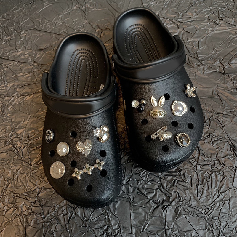 Hzhe Αξεσουάρ Crocs: κλιπ για παπούτσια, αλυσίδα με μικρό λαγουδάκι, διακοσμητικά λουλούδια για παπούτσια και μεταλλικά πεταλούδια για DIY
