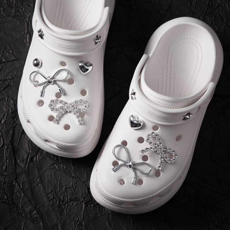 Hzhe Αξεσουάρ Crocs: κλιπ για παπούτσια, αλυσίδα με μικρό λαγουδάκι, διακοσμητικά λουλούδια για παπούτσια και μεταλλικά πεταλούδια για DIY