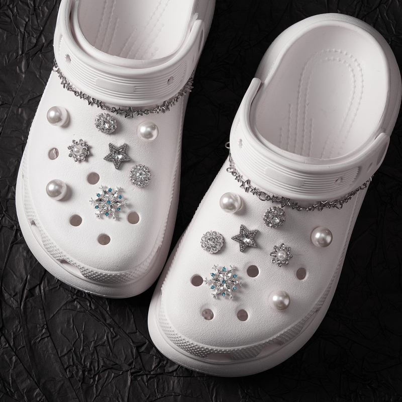 Hzhe Αξεσουάρ Crocs: κλιπ για παπούτσια, αλυσίδα με μικρό λαγουδάκι, διακοσμητικά λουλούδια για παπούτσια και μεταλλικά πεταλούδια για DIY