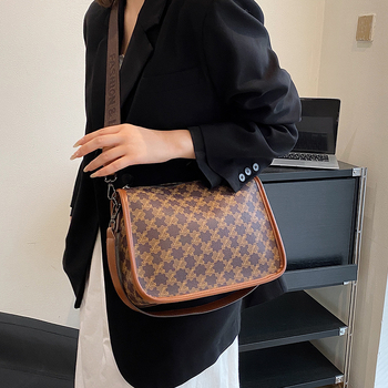 Ženska torba s printom, crossbody, 2026 – moderan svakodnevni elegantan stil