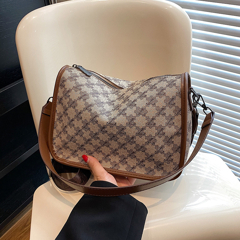 Ženska torba s printom, crossbody, 2026 – moderan svakodnevni elegantan stil