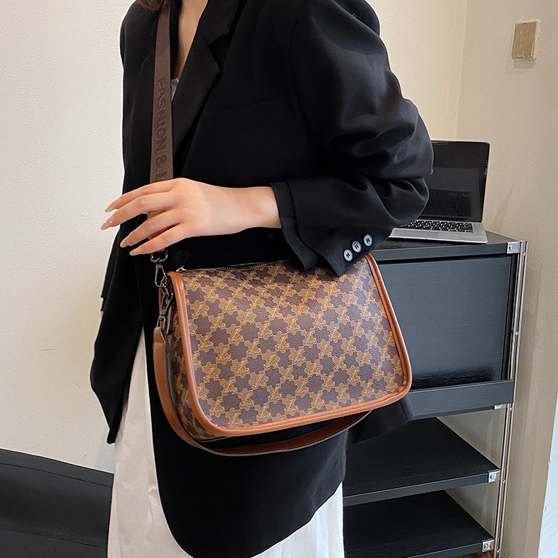 Ženska torba s printom, crossbody, 2026 – moderan svakodnevni elegantan stil