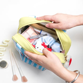 Make-up torbica s plavo-bijelim prugama i plišanim privjeskom, velika kapaciteta, prijenosna za putovanja