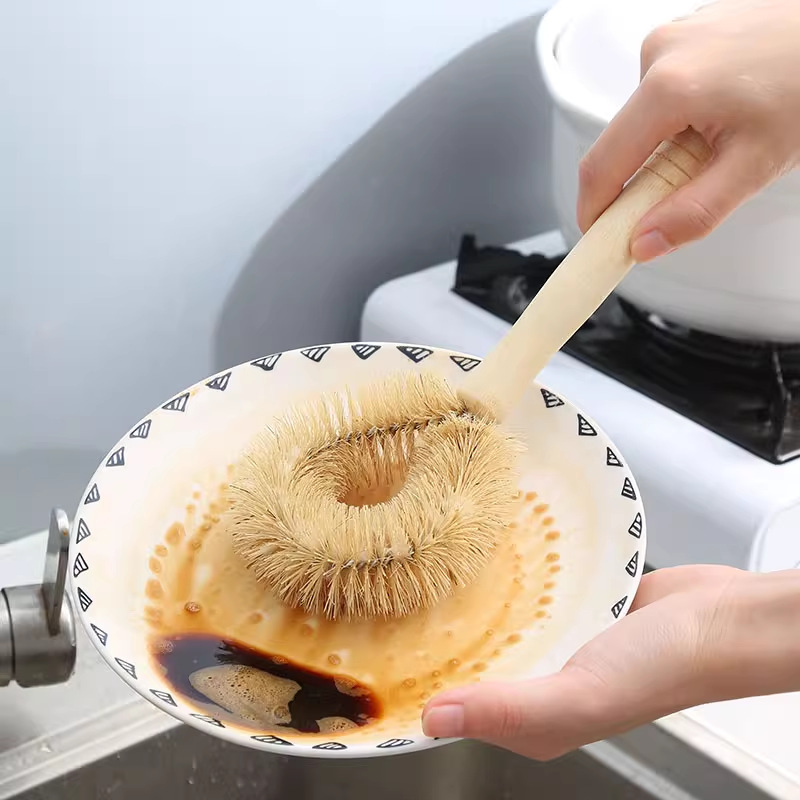Četka za suđe s dugom drvenom drškom i kokosovim vlaknima za čišćenje posuda i lonaca