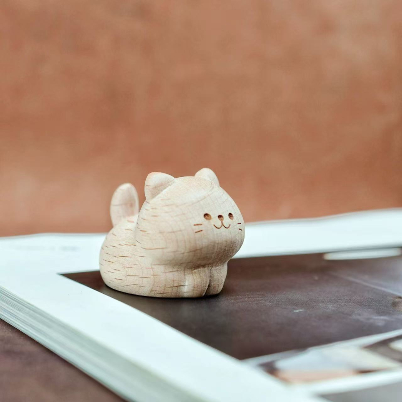 Mačji stolni ukras od bukova drva – DIY dekor
