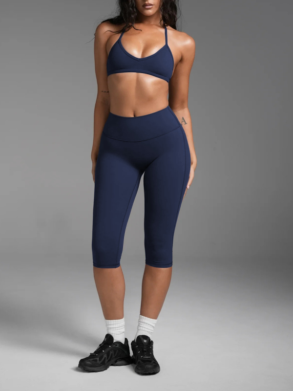 Joga set s halter vratom i sportskim grudnjakom te cropped hlače, od najlona i spandeksa, brzo se suše
