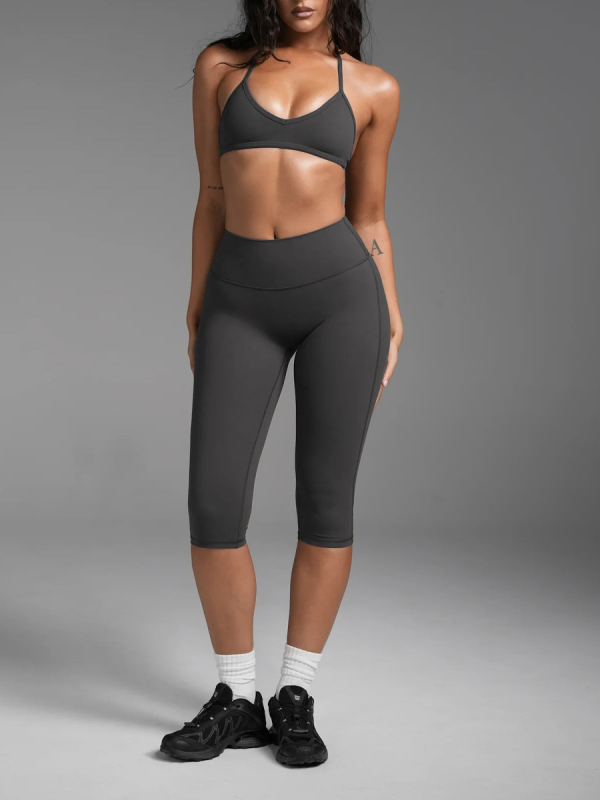 Joga set s halter vratom i sportskim grudnjakom te cropped hlače, od najlona i spandeksa, brzo se suše