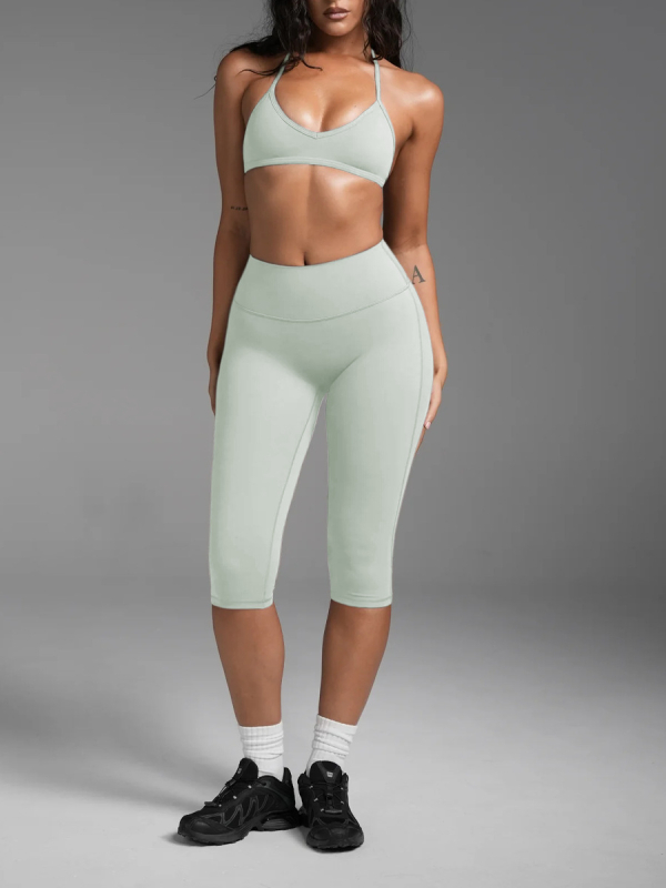 Joga set s halter vratom i sportskim grudnjakom te cropped hlače, od najlona i spandeksa, brzo se suše