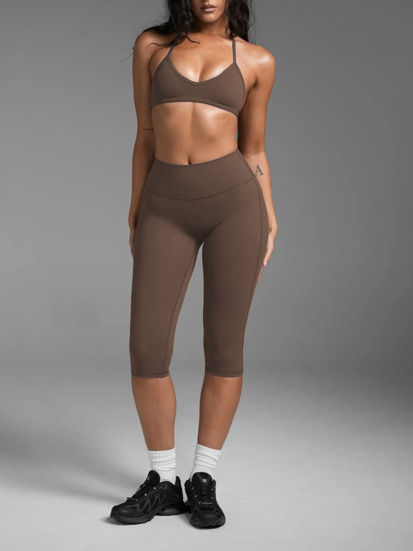 Joga set s halter vratom i sportskim grudnjakom te cropped hlače, od najlona i spandeksa, brzo se suše