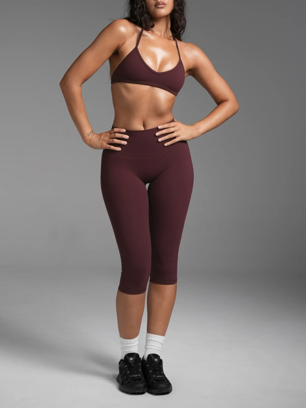 Joga set s halter vratom i sportskim grudnjakom te cropped hlače, od najlona i spandeksa, brzo se suše