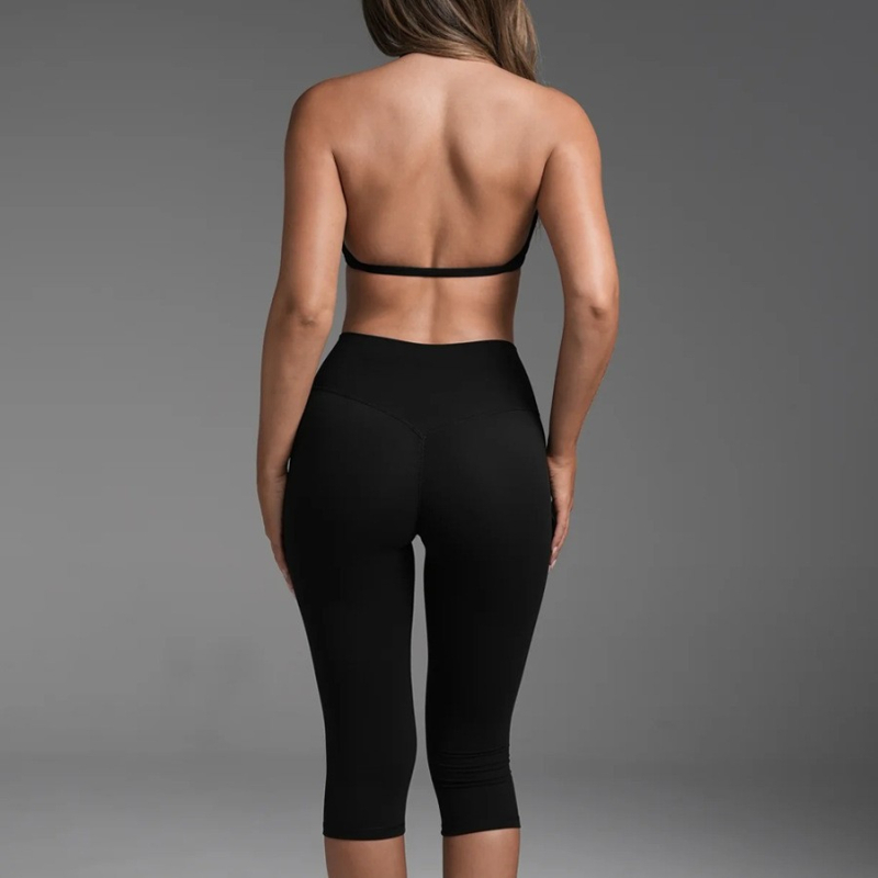 Joga set s halter vratom i sportskim grudnjakom te cropped hlače, od najlona i spandeksa, brzo se suše